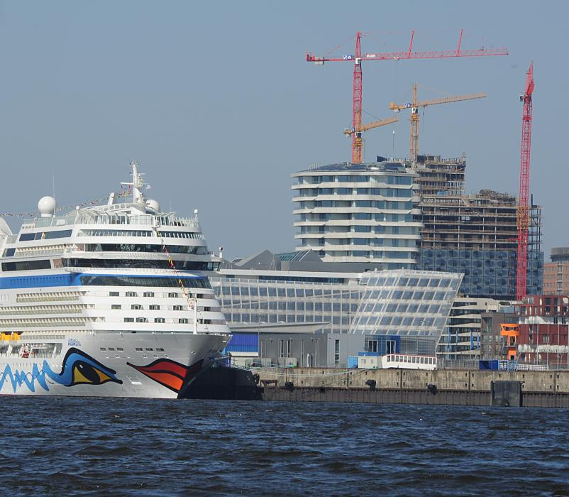 2337 KreuzfahrtTerminal Hafencity Kreuzfahrtschiff AIDA am Kai